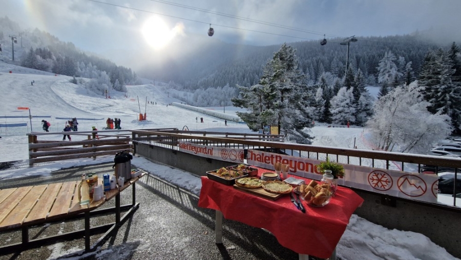 Een gedekte tafel bij het chalet van Chalet Beyond.